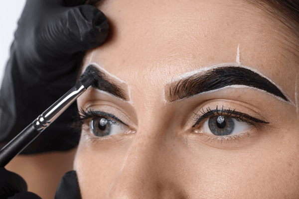 Top 8 greșeli de evitat când folosești vopsea pentru sprâncene acasă 